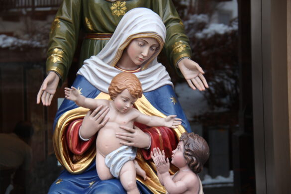 Dettaglio di statua in legno della Madonna con Bambino di Ferdinand Stuflesser