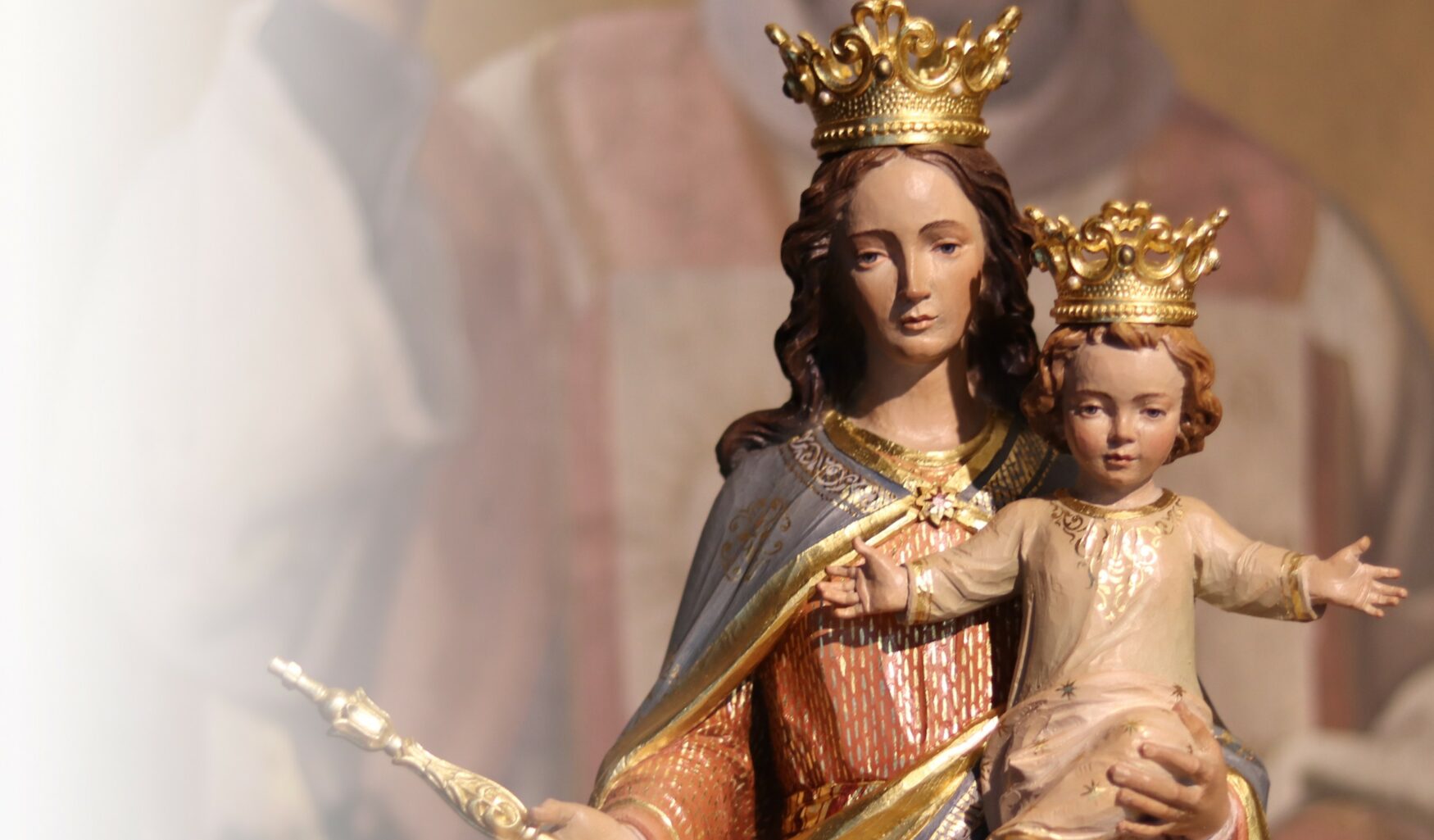 Dettaglio di statua in legno di Madonna con Bambino di Ferdinand Stuflesser